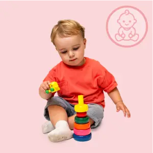 Baby speelt met speelgoed