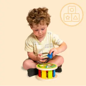 Dreumes speelt met speelgoed