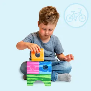 Kleuter speelt met speelgoed