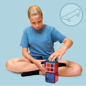 Tiener/jongere speelt met speelgoed